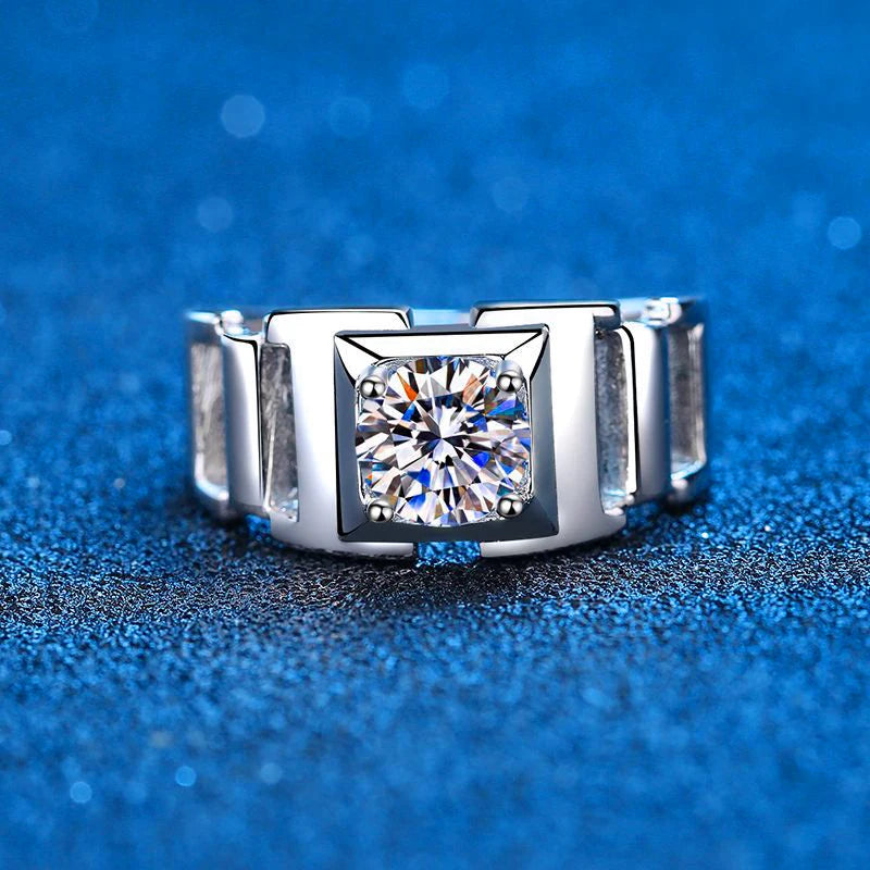 This men's ring features a 1 carat Moissanite stone set in 14K white gold plated sterling silver, perfect for an engagement or wedding. It comes with a box for safekeeping and gifting.