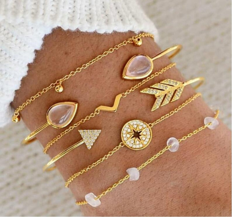 Spectacularly crafted out of copper, this fashion-forward bracelet is unisex and universally compatible. Boasting a lobster-claw fastening and a rope chain, the Vintage Boho Charm Bracelet is an exquisite addition to any wardrobe!