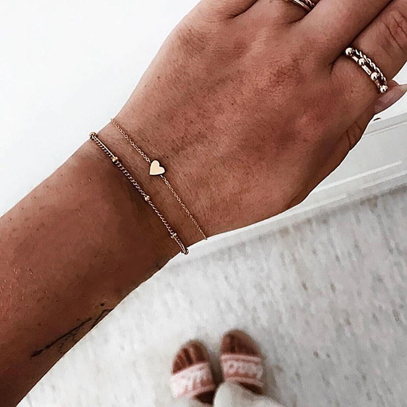 Spectacularly crafted out of copper, this fashion-forward bracelet is unisex and universally compatible. Boasting a lobster-claw fastening and a rope chain, the Vintage Boho Charm Bracelet is an exquisite addition to any wardrobe!