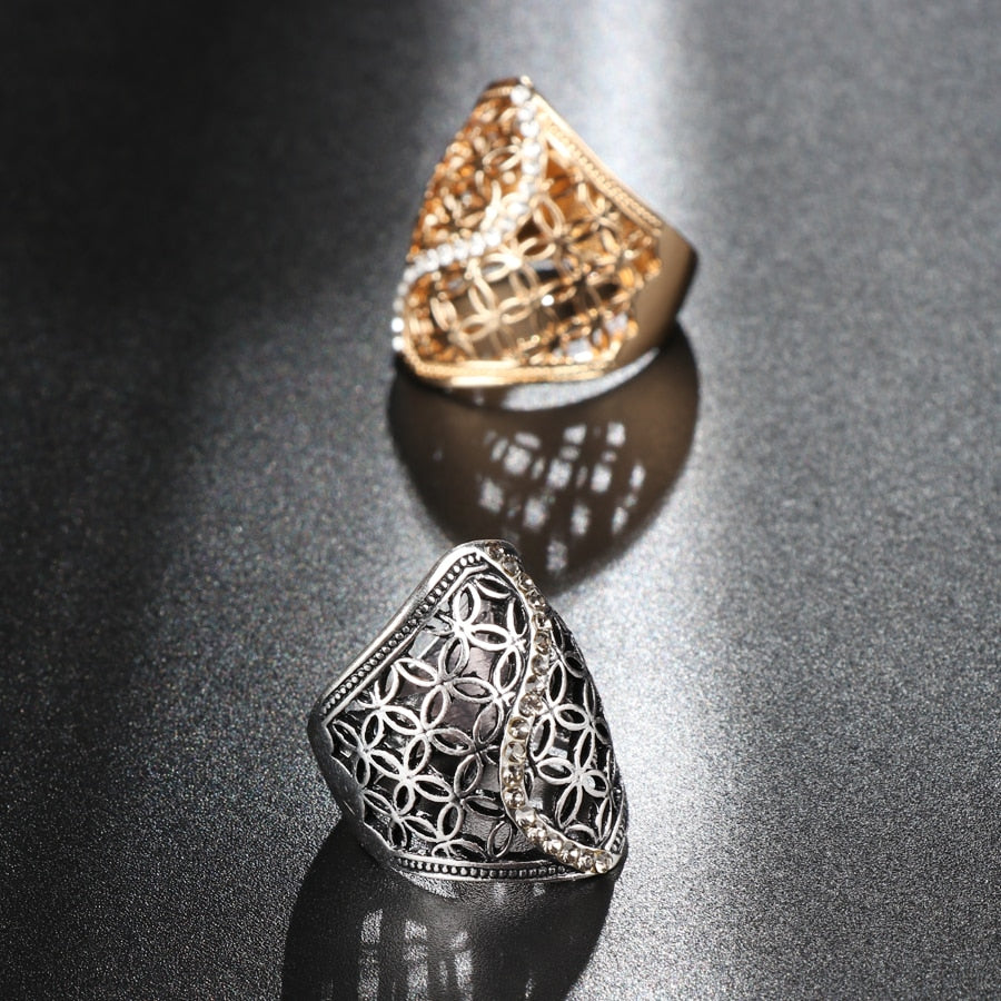 Discover this classic ring design with a surface width of 28MM, crafted for fashionable and stylish women. Its oval shape and pattern make for a stunning look, plus it provides the perfect function as a ring. Get yours today!