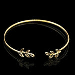 Richly crafted for ageless appeal, this gold leaf cuff bracelet is perfect for stylish women. Add that timeless touch of elegance to your everyday look with this fashionable jewelry staple.