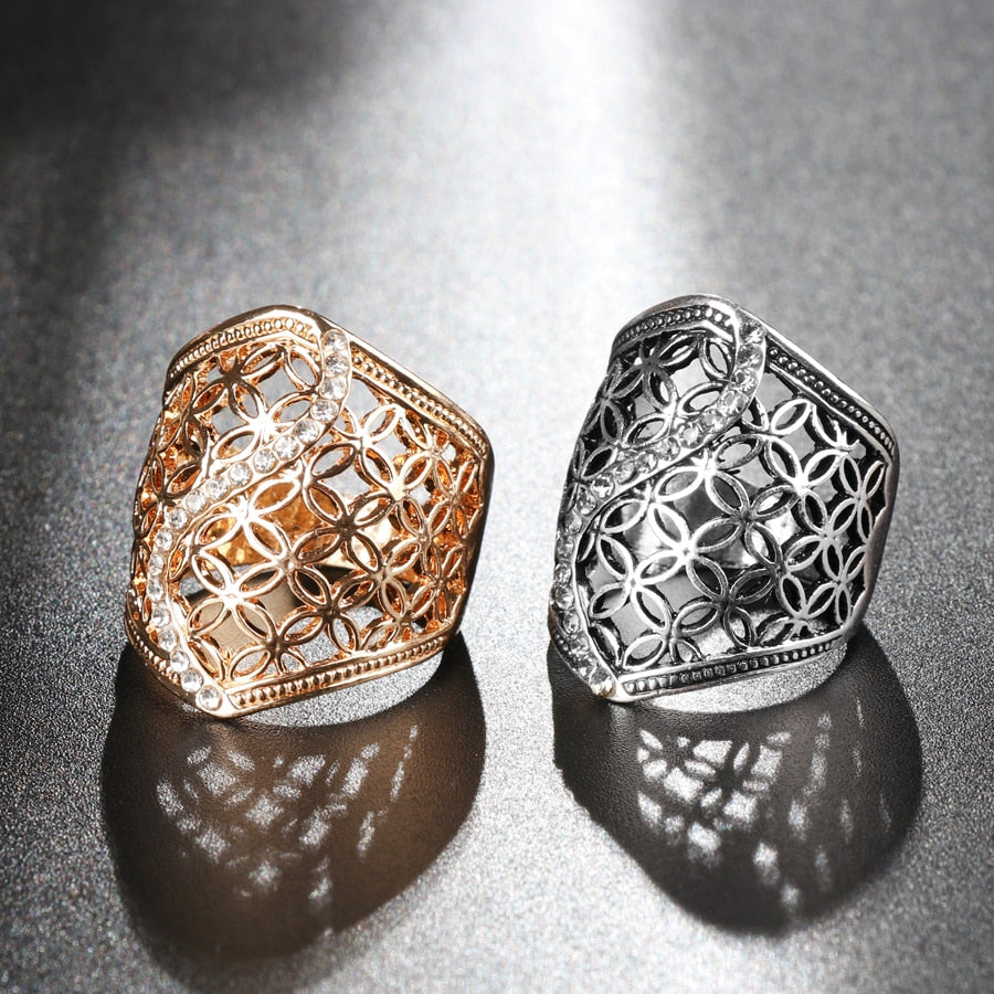 Discover this classic ring design with a surface width of 28MM, crafted for fashionable and stylish women. Its oval shape and pattern make for a stunning look, plus it provides the perfect function as a ring. Get yours today!