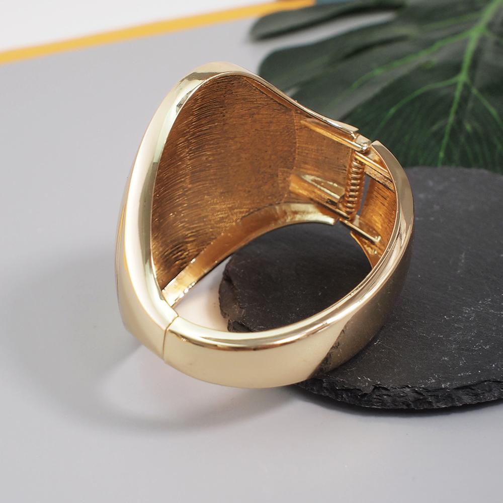 This bangle is a perfect mix of fashion and sophistication that adds a perfect wow factor to your ensemble. Make a statement every time without ever having to say a word.