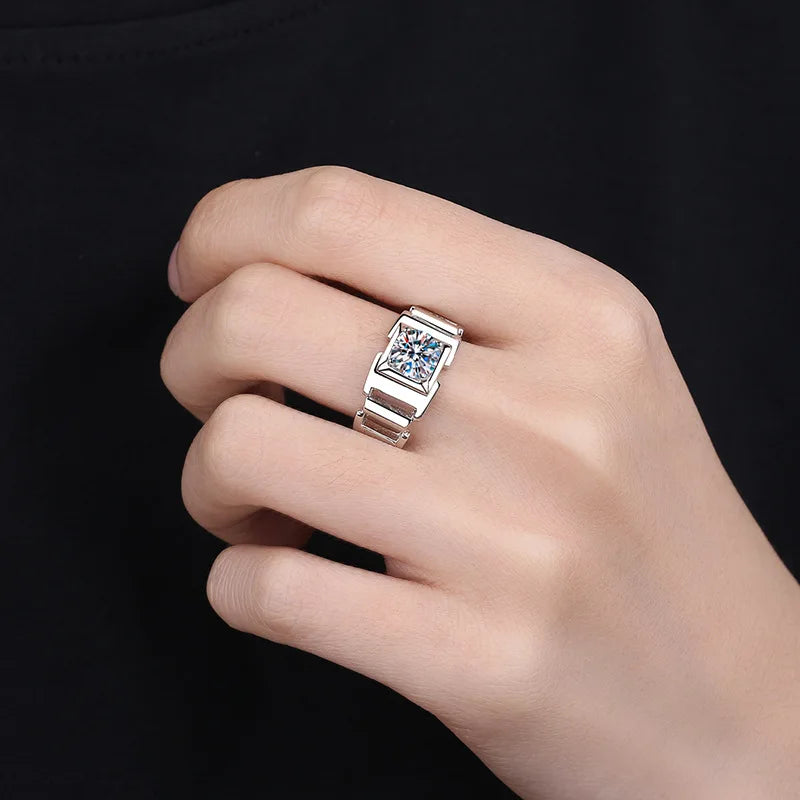 This men's ring features a 1 carat Moissanite stone set in 14K white gold plated sterling silver, perfect for an engagement or wedding. It comes with a box for safekeeping and gifting.