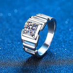 This men's ring features a 1 carat Moissanite stone set in 14K white gold plated sterling silver, perfect for an engagement or wedding. It comes with a box for safekeeping and gifting.