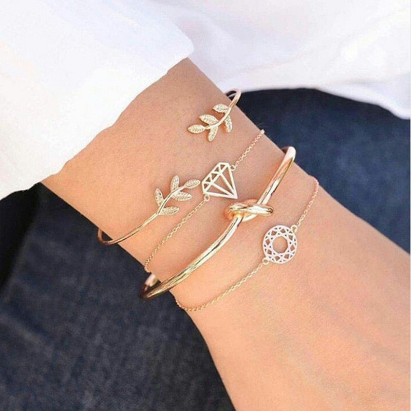 Spectacularly crafted out of copper, this fashion-forward bracelet is unisex and universally compatible. Boasting a lobster-claw fastening and a rope chain, the Vintage Boho Charm Bracelet is an exquisite addition to any wardrobe!