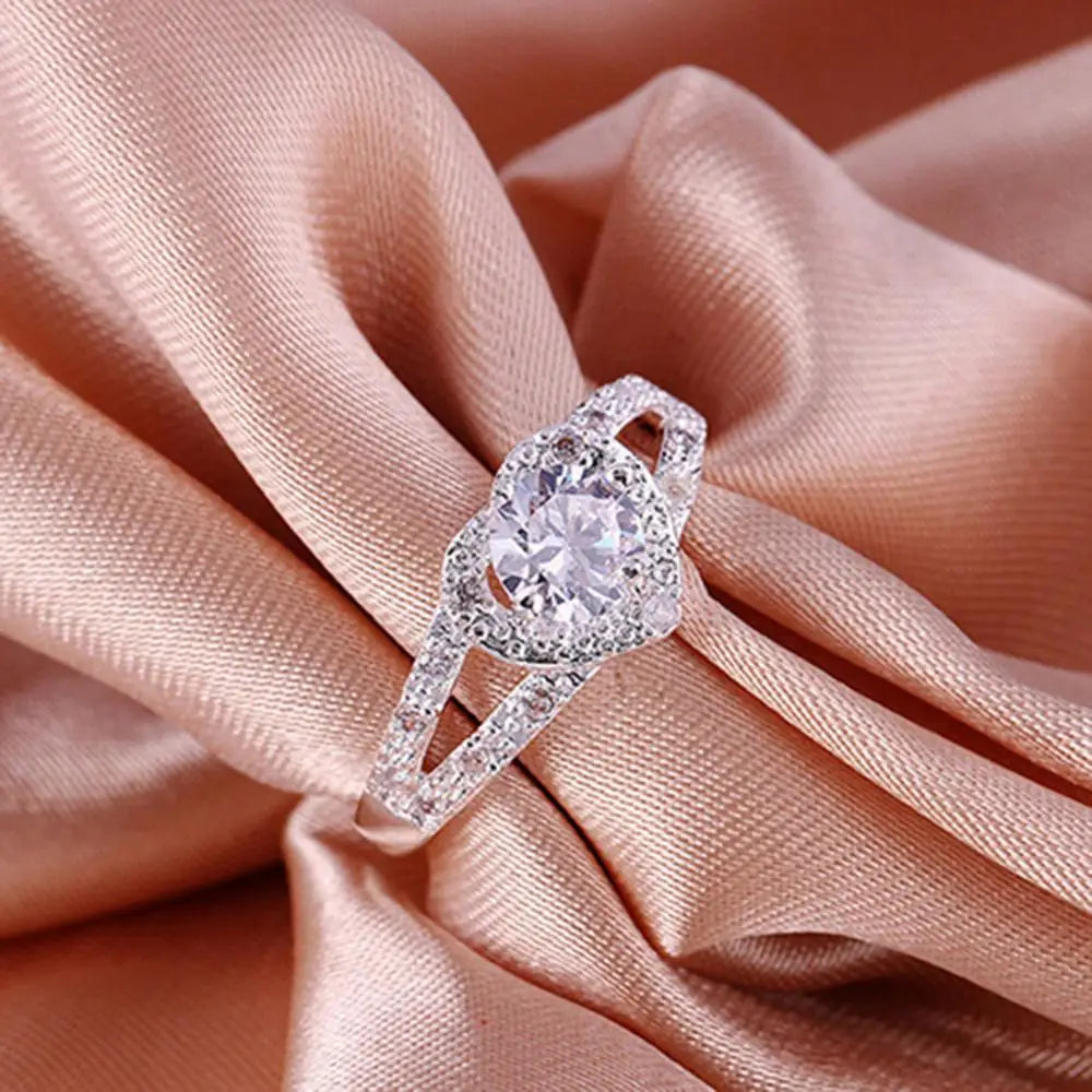 An exquisite collection of bridal wedding jewelry with our women's wedding rings. Crafted from 925 sterling silver, these rings feature a stunning love heart-shaped design adorned with sparkling crystals.