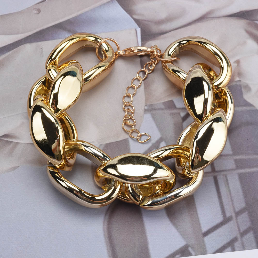 This vintage gold ZA chain bracelet is the picture of modern-day sophistication. Crafted from zinc alloy, it's a fashionista must-have that will elevate any look in an instant. With a geometric pattern and bold link chain style, it's the perfect accessory for the stylish lady. Dare we say, it's irresistible?!