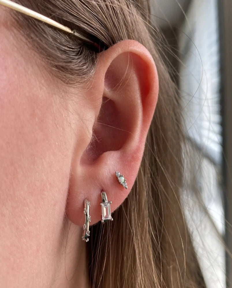 These small huggie earrings are made of 925 sterling silver with a glossy gold color finish, perfect for cartilage piercings. The fine jewelry accessories are designed to add a touch of elegance to any outfit.