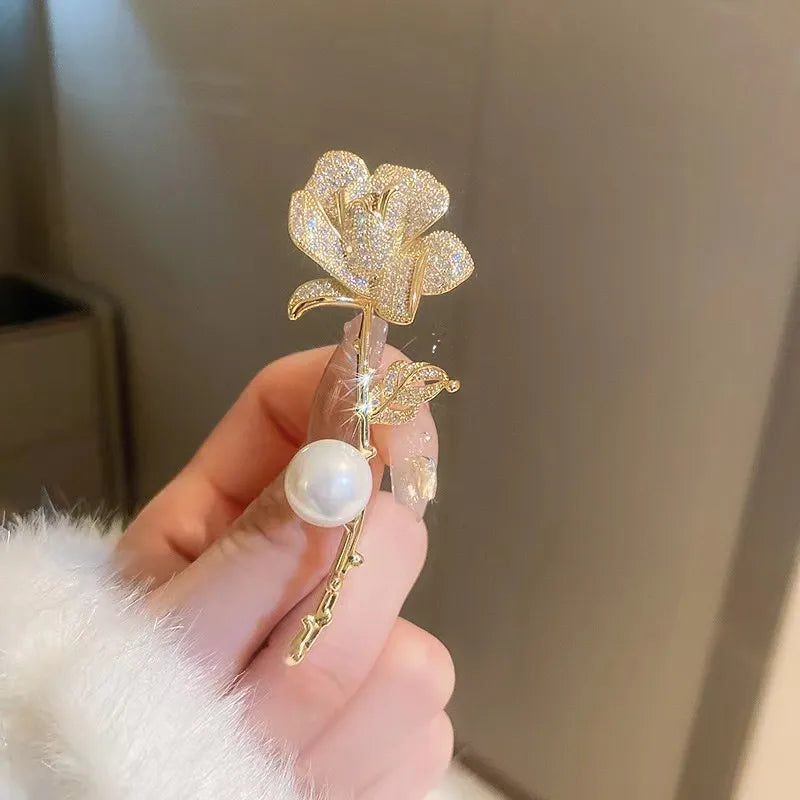 Enhance your wardrobe with these exquisite Fashion Pearl Leaf Rhinestone Brooches, designed exclusively for women. These elegant metal fixed clothing pins are not only stylish but also serve as daily jewelry accessories, adding a touch of sophistication to any outfit.