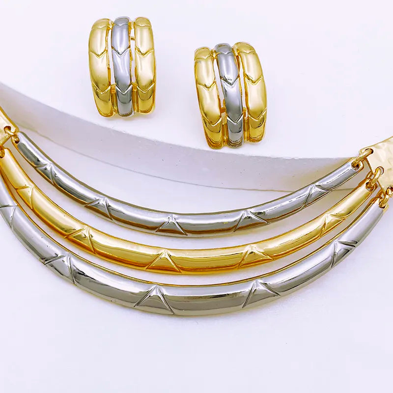 This exquisite jewelry set designed for women features a luxurious 18K gold plating and a unique two-tone design, making it an elegant choice for weddings and parties. The set includes a necklace and earrings, perfect for adding a touch of sophistication to any outfit.