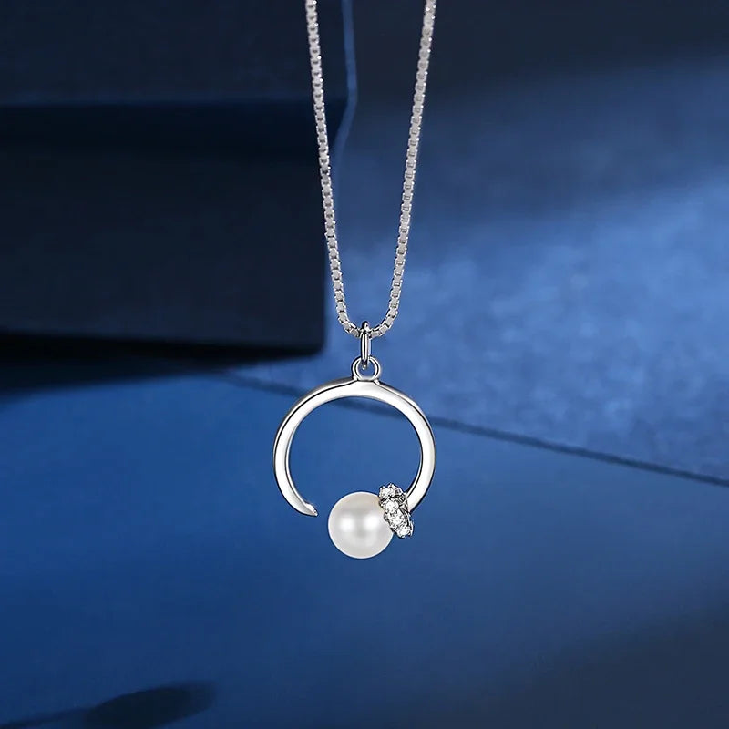 This elegant and luxurious necklace is made of S925 sterling silver and features a beautiful pearl pendant. The minimalist design of the claw bone chain adds a touch of sophistication to this commemorative jewelry gift, perfect for any occasion.