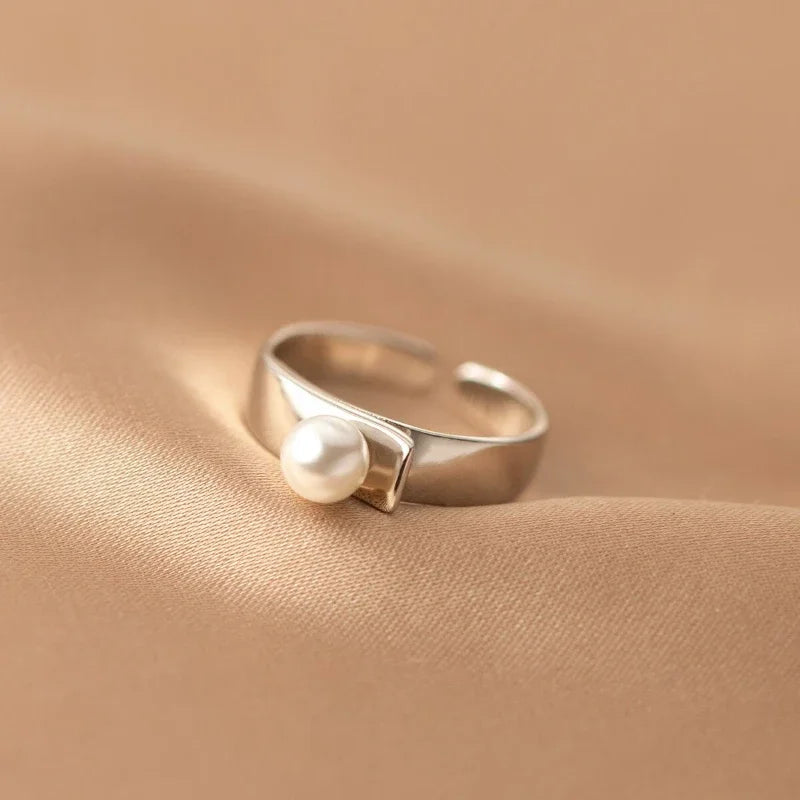 Luxury Fashion Jewelry Simple Smooth Pearl Women's Ring Bride's Wedding and Engagement Gifts Costume Jewelery Woman Female Ring