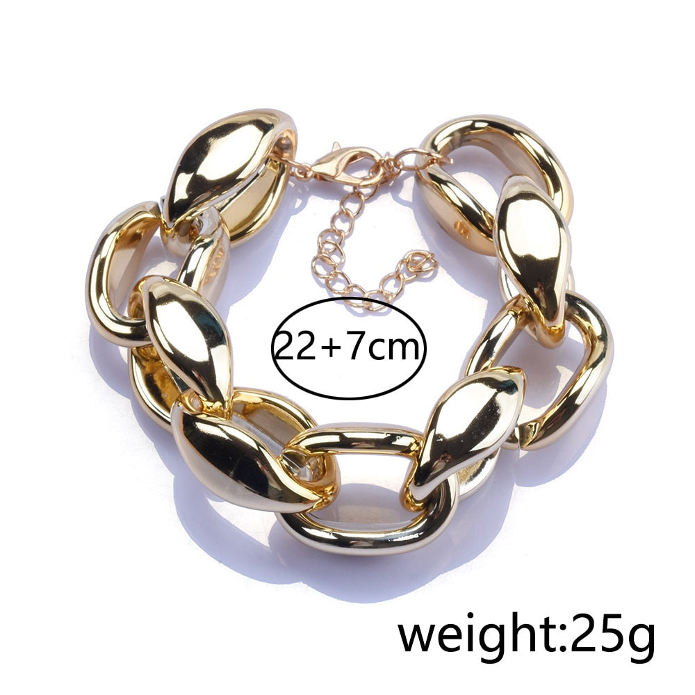 This vintage gold ZA chain bracelet is the picture of modern-day sophistication. Crafted from zinc alloy, it's a fashionista must-have that will elevate any look in an instant. With a geometric pattern and bold link chain style, it's the perfect accessory for the stylish lady. Dare we say, it's irresistible?!