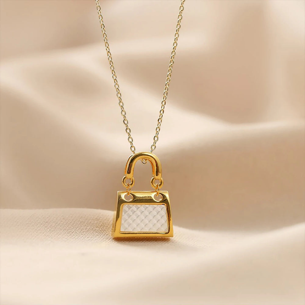  This exquisite necklace features a square bag pendant made of white shell, set in 18k gold (au750). It is a fashionable and personalized piece of jewelry, perfect for women to wear on special occasions like weddings or anniversaries. It also makes a great gift choice for such occasions.