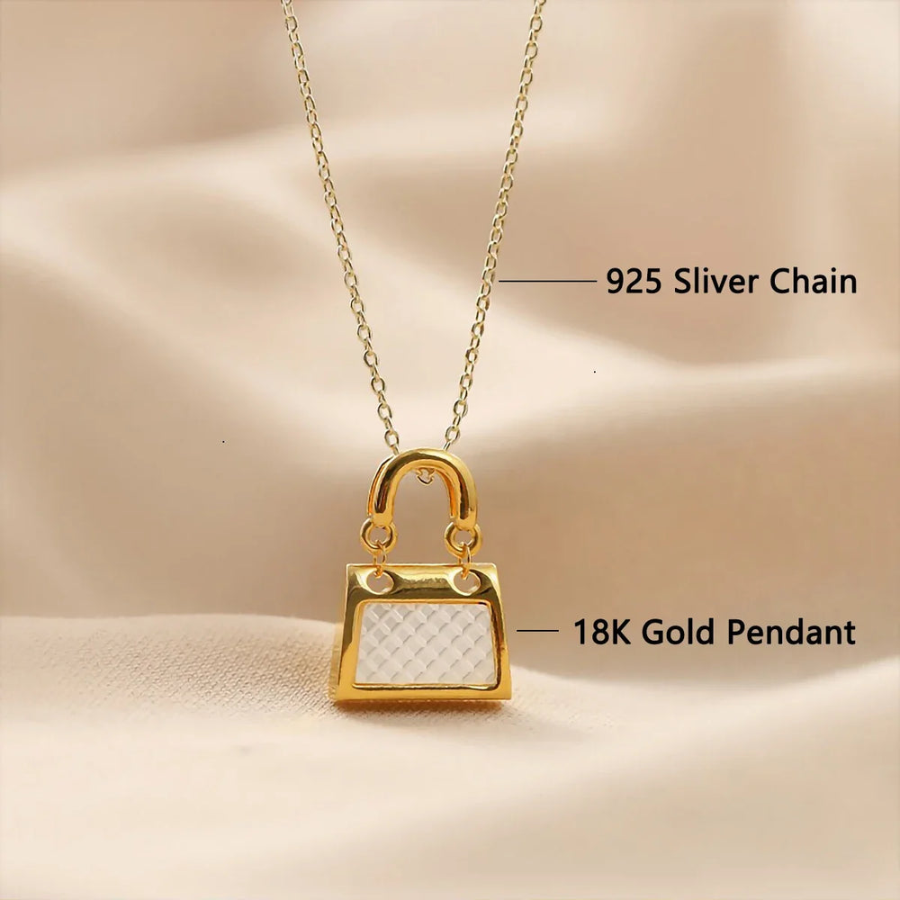  This exquisite necklace features a square bag pendant made of white shell, set in 18k gold (au750). It is a fashionable and personalized piece of jewelry, perfect for women to wear on special occasions like weddings or anniversaries. It also makes a great gift choice for such occasions.