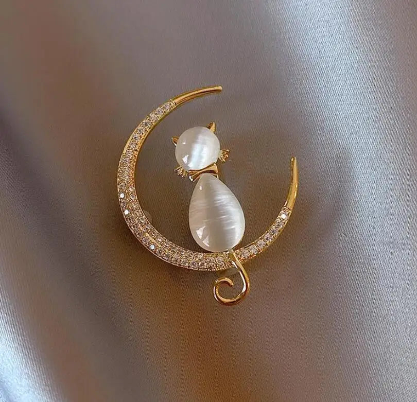 Enhance your wardrobe with these exquisite Fashion Pearl Leaf Rhinestone Brooches, designed exclusively for women. These elegant metal fixed clothing pins are not only stylish but also serve as daily jewelry accessories, adding a touch of sophistication to any outfit.