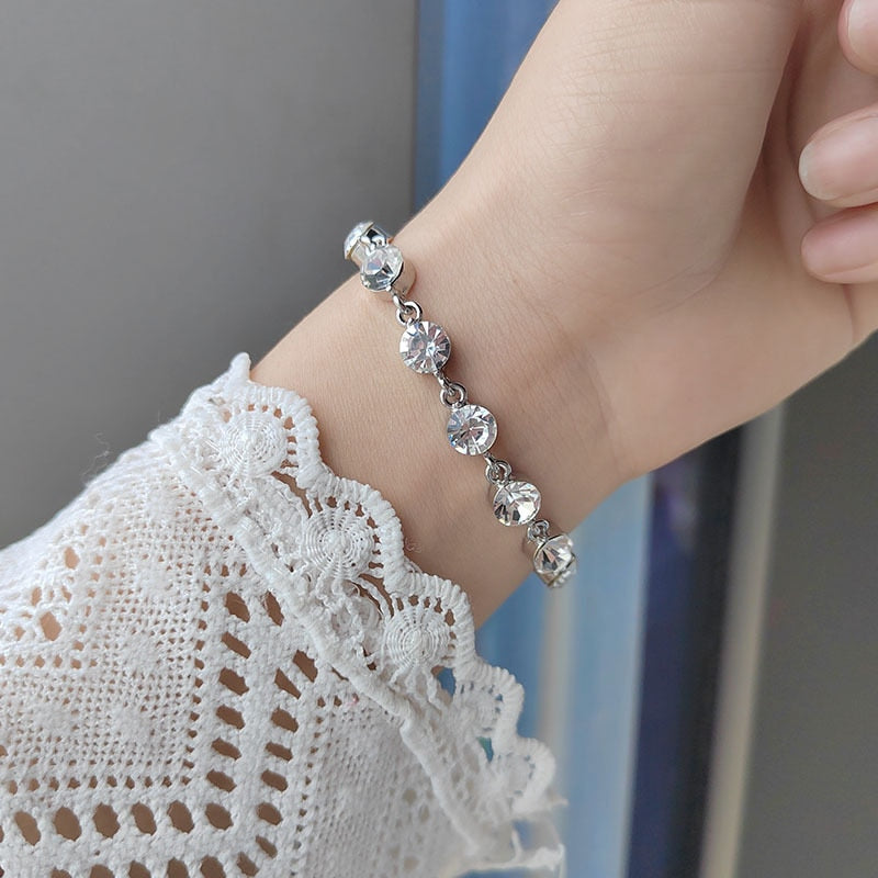 This beautiful metal bracelet is the perfect accessory to any look. Show off your unique style with this one-of-a-kind piece of jewelry that is sure to turn heads.