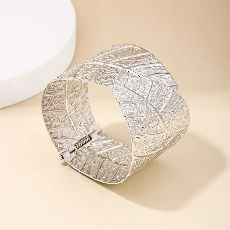 CB039 is a fashionable and elegant metal ladies bracelet, perfect for women who want to make a statement. This bracelet features an exaggerated opening spring leaf design, making it a unique and eye-catching accessory. It is an ideal gift for any holiday party and can be worn to enhance any outfit. Upgrade your style with this stunning piece of fashion jewelry.