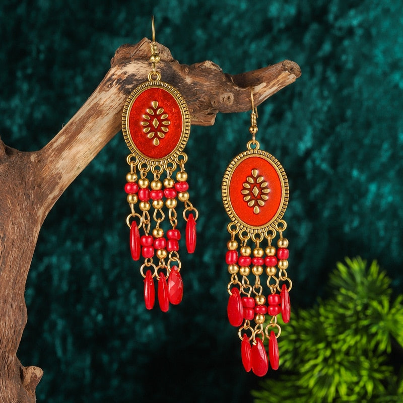 These Bohema Ethnic Fringed Tassel Earrings boast a stylish geometric shape and are crafted with a glossy acrylic water drop. Women of all ages will love wearing these beautiful metal earrings.