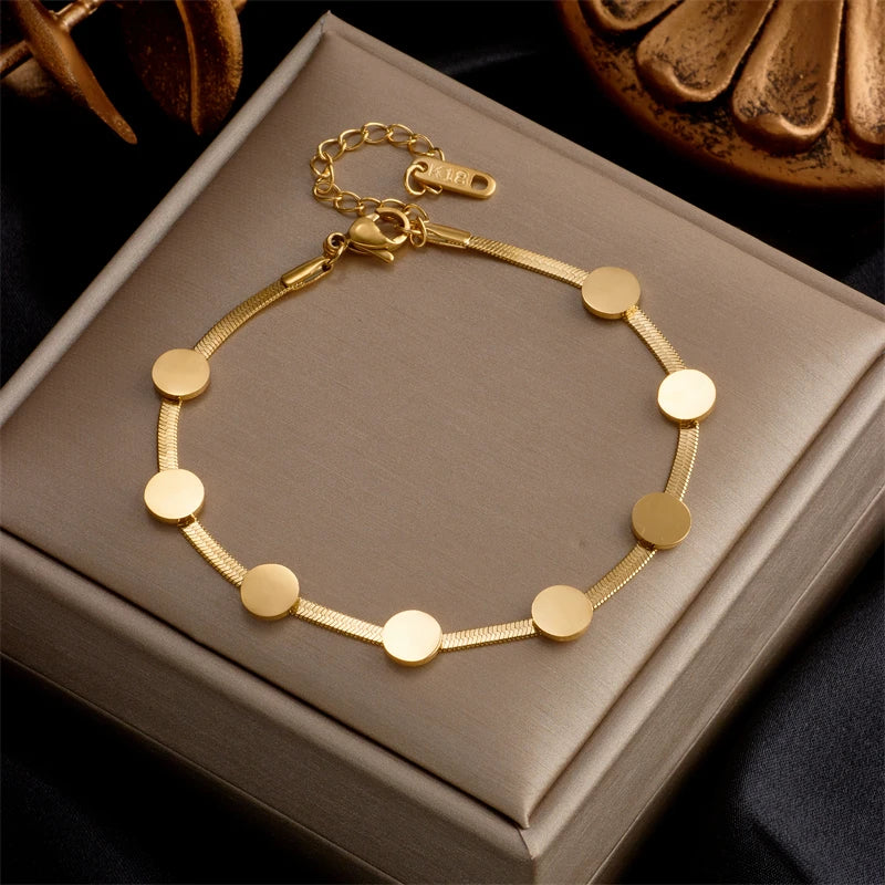  A stylish and elegant choice, this fashion link chain bangle bracelet is crafted from 316L stainless steel. The bracelet showcases a beautiful gold color, adding a touch of sophistication to any outfit. It makes for a thoughtful gift for girls who appreciate fine jewelry.