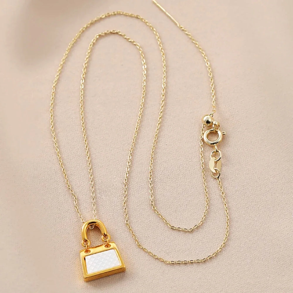  This exquisite necklace features a square bag pendant made of white shell, set in 18k gold (au750). It is a fashionable and personalized piece of jewelry, perfect for women to wear on special occasions like weddings or anniversaries. It also makes a great gift choice for such occasions.