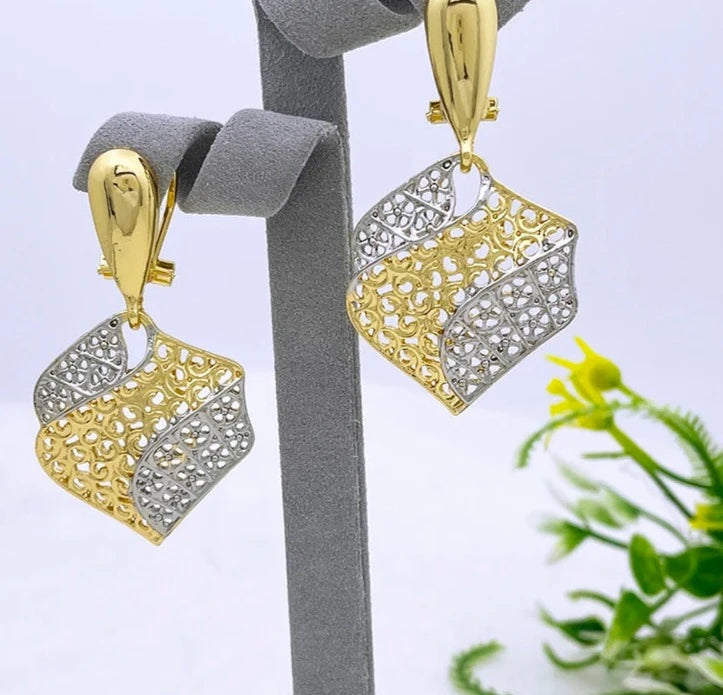  This complete jewelry set for women includes an elegant Italian design with 18K gold plating. The set consists of a necklace, earrings, bracelet, and pendant, making it perfect for parties and special occasions.