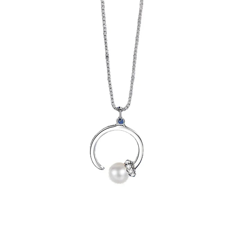 This elegant and luxurious necklace is made of S925 sterling silver and features a beautiful pearl pendant. The minimalist design of the claw bone chain adds a touch of sophistication to this commemorative jewelry gift, perfect for any occasion.