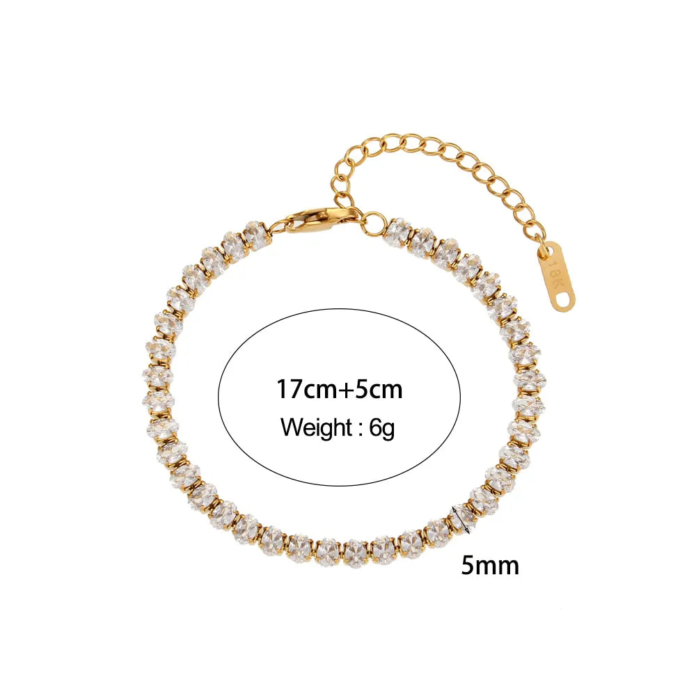 The perfect accessory for men with this minimalist gold bracelet. Crafted from high-quality stainless steel 316L and plated with 18k gold, this street-style Cuban chain bracelet is not only stylish but also durable. Suitable for both men and women, it adds a touch of elegance to any outfit.