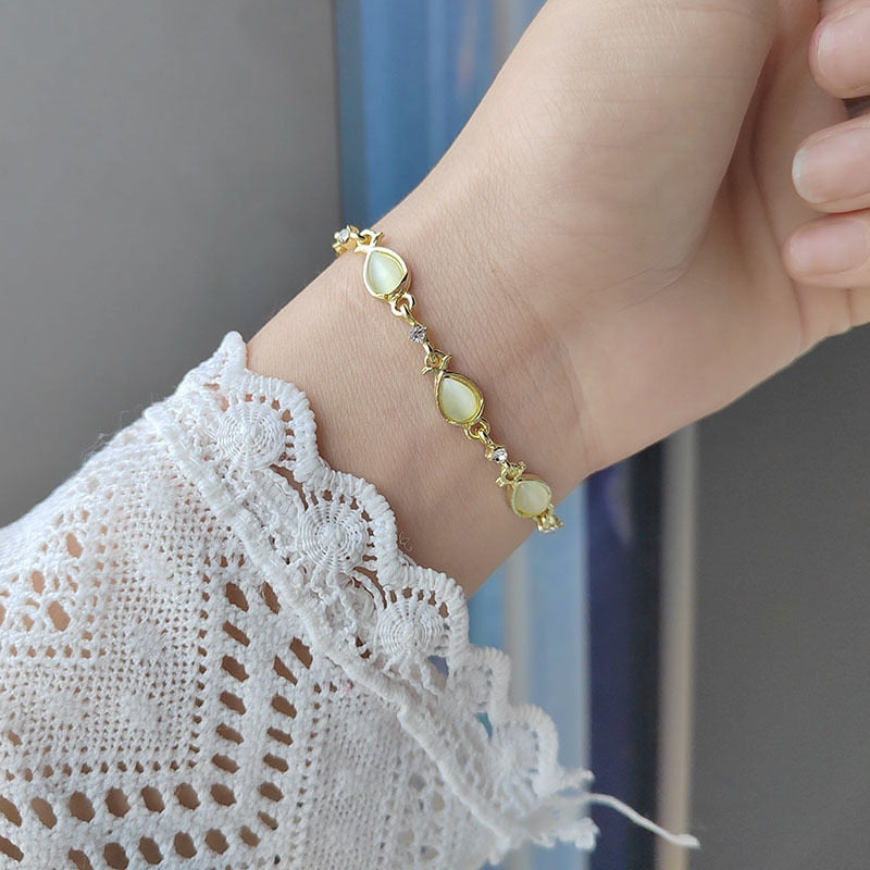 This beautiful metal bracelet is the perfect accessory to any look. Show off your unique style with this one-of-a-kind piece of jewelry that is sure to turn heads.