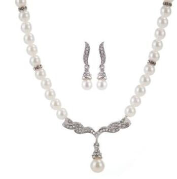 Classy Pearl Jewelry Set